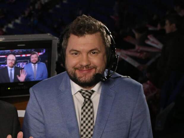 Группа молодых людей избила комментатора Романа Скворцова и бросила на улице в Новосибирске