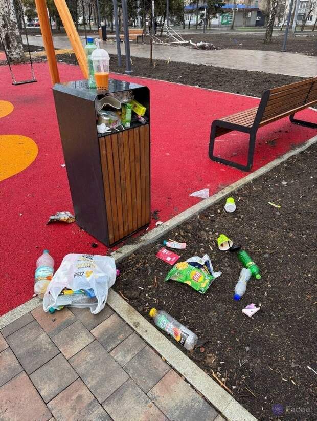 Югорский парк в Макеевке. Не убирают мусор неделями