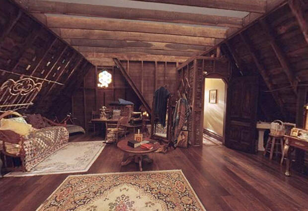 Уютная комната на чердаке. Attic на русский. Красивые интерьеры деревянных домов. Attic на русский. Крыша под мансарду.