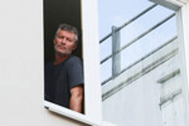 Евгений Ройзман в окне своей квартиры, 24 августа 2022 года 