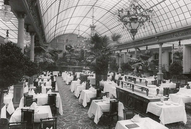 Большой зал ресторана «Медведь». Начало XX века