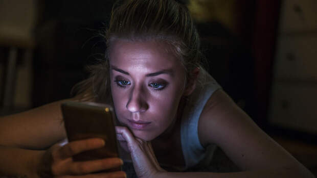 Переписка с живым человеком лучше помогает от одиночества, чем чат с ИИ