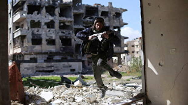 Боевик из группировки Джейш аль-Ислам (Армия ислама) в пригороде Дамаска, Сирия. Архивное фото