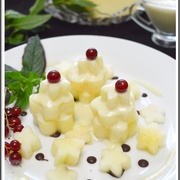 Десерт из дыни с мятным соусом