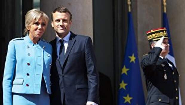 Президент Франции Эммануэль Макрон со своей супругой Брижит после церемонии инаугурации в Париже. Архивное фото.
