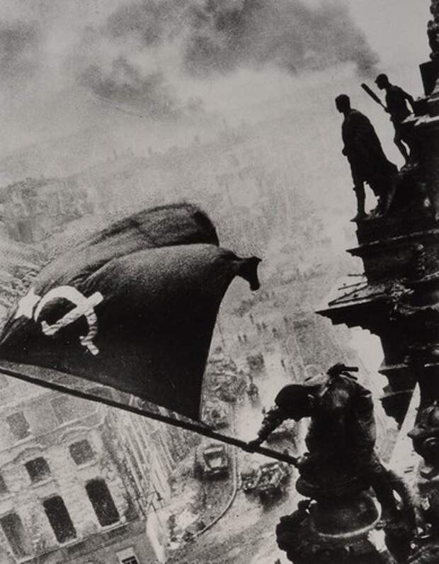 75 лет назад над Рейхстагом водрузили Знамя Победы, изображение №10
