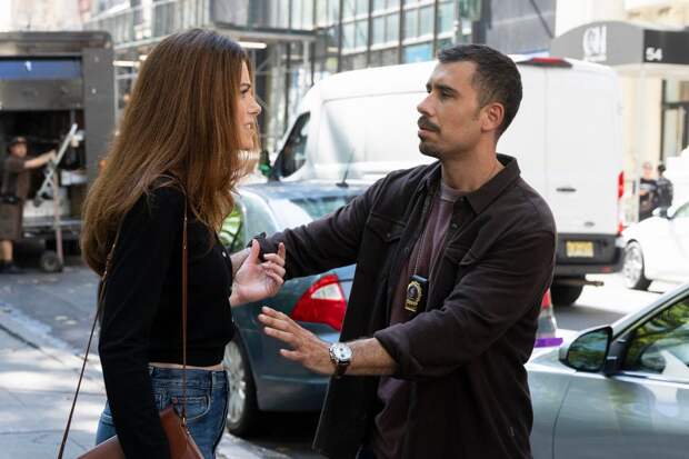 Velasco talks to Kelsey on Law & Order: SVU SEason 26 Episode 4