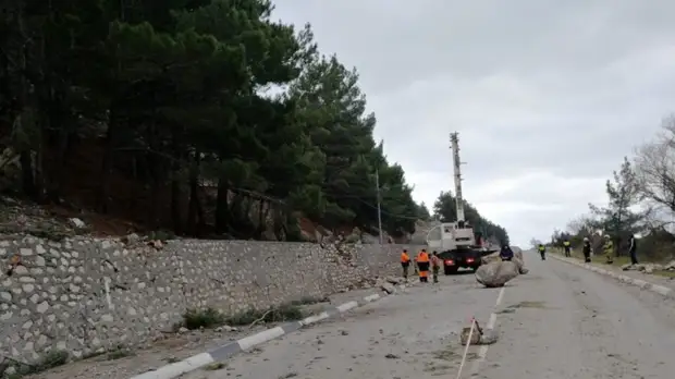 На дороге Ялта — Севастополь устранили последствия горного обвала
