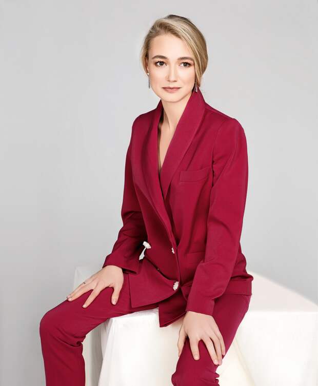 Костюм, girl power; серьги, Chopard Костюм, girl power; серьги, Chopard