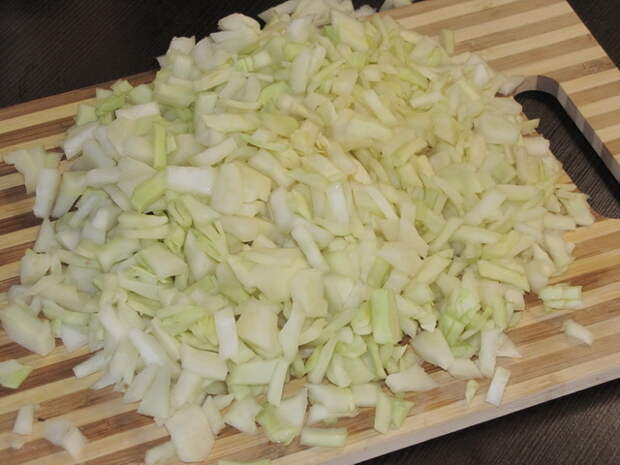 Измельчить капусту. пошаговое фото этапа приготовления слоеного салата Радуга