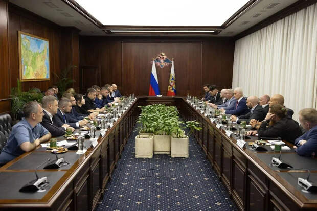 В Киеве посчитали «серьезной угрозой» встречу Белоусова с военкорами