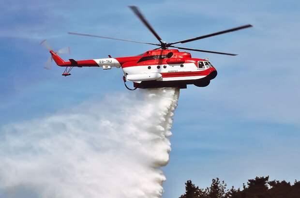 Ми-14ПЖ сбрасывает воду