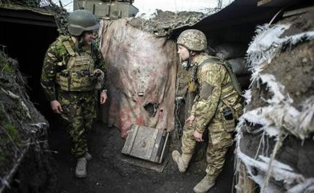 На фото: украинские военнослужащие в городе Марьинка Донецкой области
