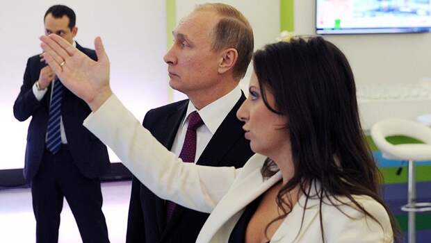 В США фотографию Путина и Симоньян выдали за материалы «секретного» доклада 