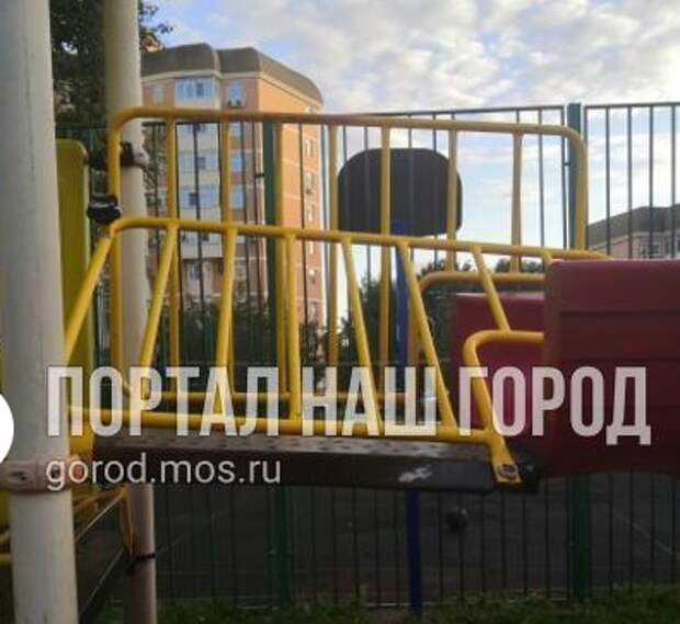 На детской площадке на Ландышевой улице ребенку удалось избежать травм