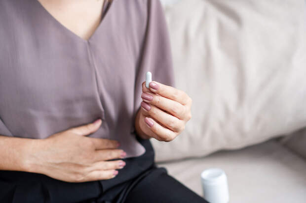 Врач Метелина: запивание еды чаем часто приводит к изжоге