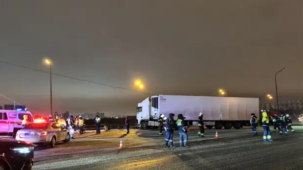 Два человека пострадали в аварии на МКАД с участием полицейской машины