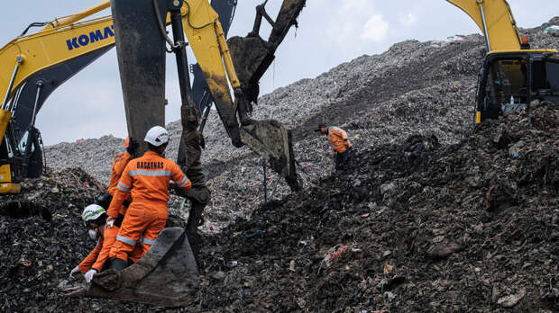 Семь человек погибли в Индонезии при обрушении мусорного полигона