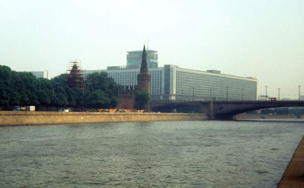 Вид на Кремлевскую стену и гостиницу Россия. СССР, Москва, 1977 год.