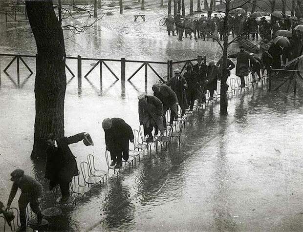 13. Наводнение в Париже, 1910 г. 20 век, забавные снимки, начало века, ретро фото, ретро фотографии, старые фото, странные фотографии, черно-белые снимки