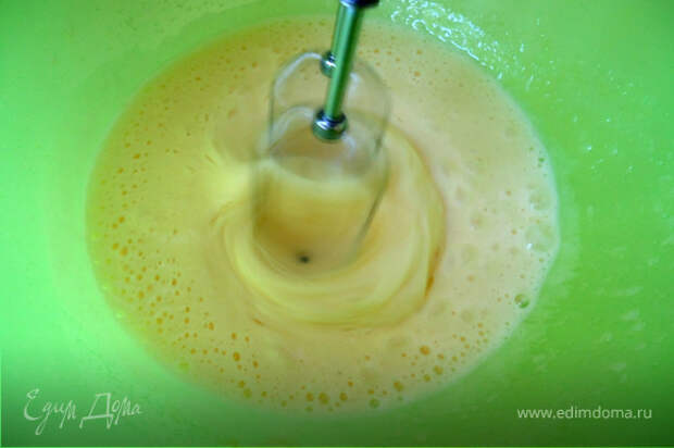 В чаше взбить яйца с сахаром в пышную пену. Добавить растительное масло, морковь и изюм, все аккуратно перемешать лопаткой.