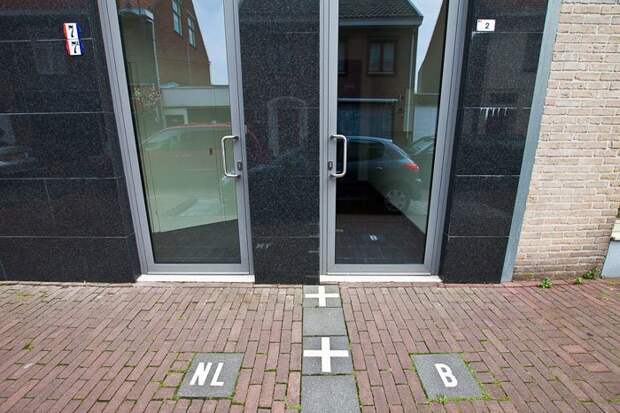 Необычная граница между Бельгией и Голландией Бельгия, голландия, граница