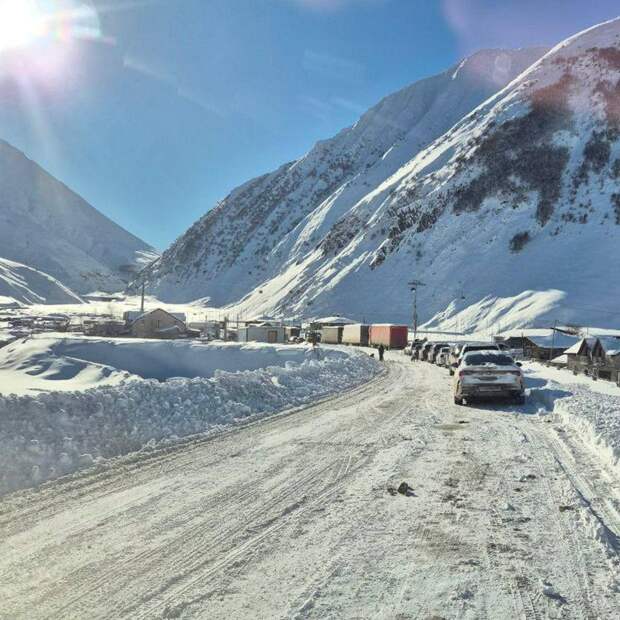 Сотни машин застряли в пробках на границе России и Грузии