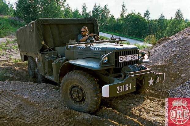 Преодоление канавы глубиной около метра выявило... подготовленность автомобиля к такого рода препятствиям. И даже отсутствие межколесных блокировок не создало проблем. Если бы не вынесенный сильно вперед «лебедочный» бампер, то машина проползла бы здесь буквально как гусеница, плавно обтекая рельеф тремя своими неразрезными ведущими мостами.