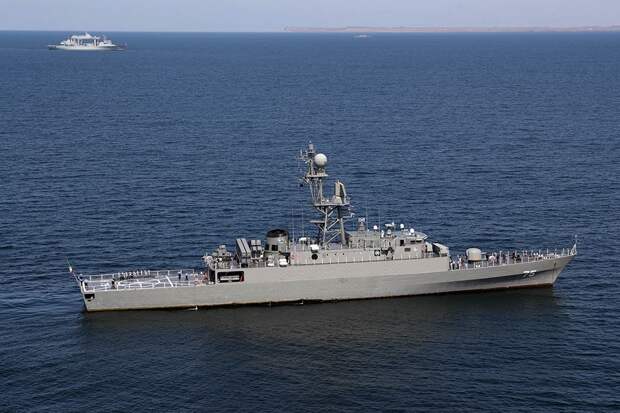 Иранский фрегат терпит бедствие у берегов Шри-Ланки, пострадали 78 человек