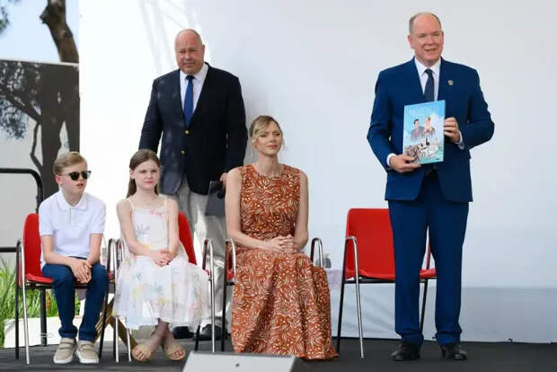 Князь Альбер и княгиня Шарлен с детьми