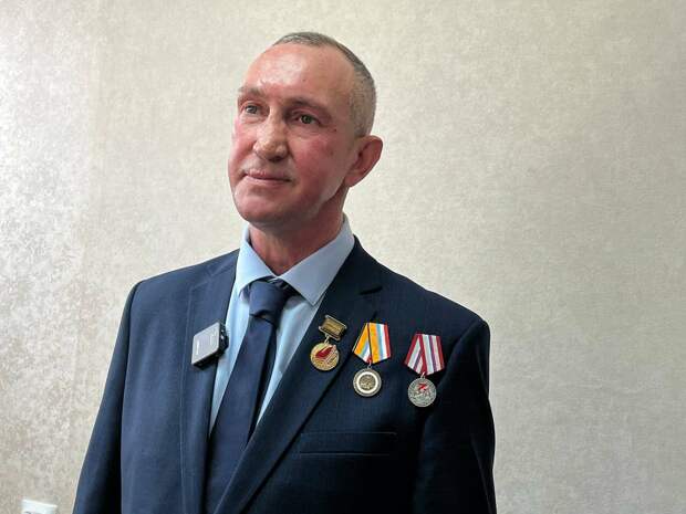 «Поездки на СВО занимают не меньше 10 дней»: челнинец получил медаль «Волонтеру России»