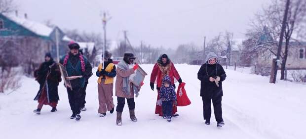 Русь - жива! Ряженые на границе с Латвией нагадали в Коляду целый мешок «контрабандных» вкусняшек