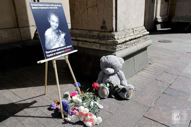 Мемориал погибшей девочке после обстрела ВСУ Донецка