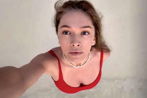 Певица Вера Брежнева выложила видео в красном купальнике