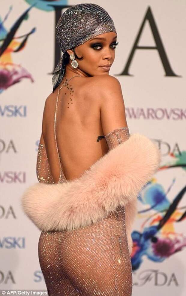 Рианна шокировала своим нарядом на церемонии награждения CFDA (19 фото)