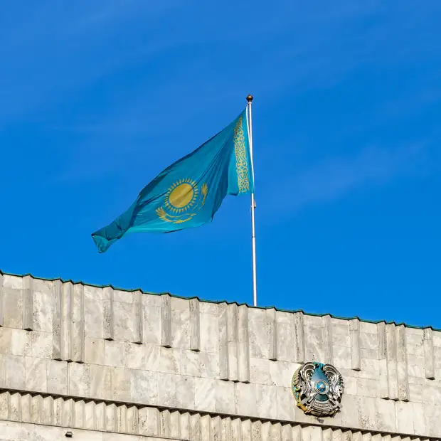 Казахстан тормозит: В скоплении фур на границе Кыргызстан упрекает соседей