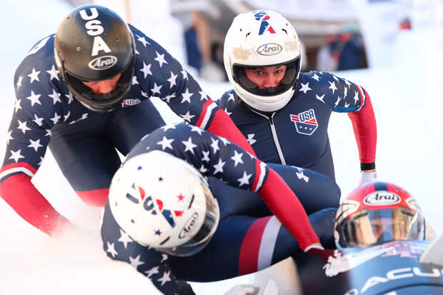 Трое американских бобслеистов выпали из саней на Кубке мира