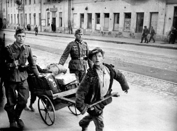 Русские дети на самодельных тачках везут багаж немецких солдат-отпускников на вокзал. Май 1943 г. Орел. 