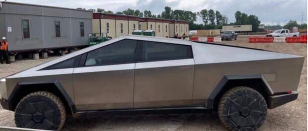 Жителей Куркина удивил мусорный бак в виде автомобиля Tesla