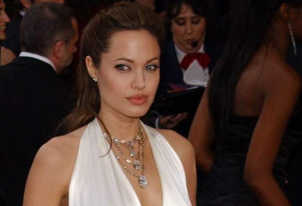Платье Анджелины Джоли назвали лучшим за всю историю Оскара