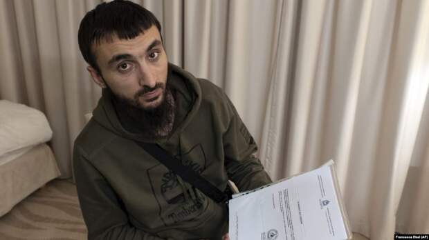 Блогер Тумсо Абдурахманов отбился от нападения молотком. На видео незнакомец говорит, что прислан из Чечни