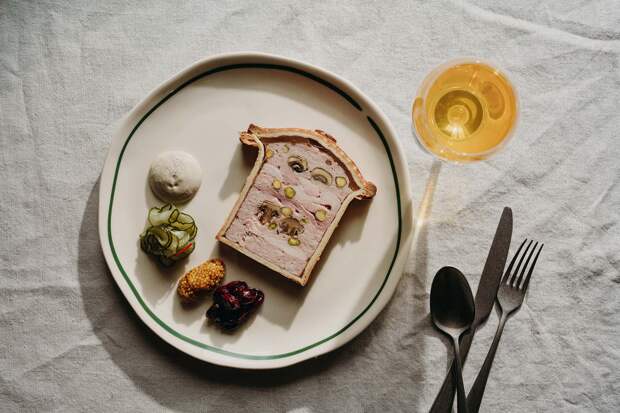 Пате ан крут с маринованными огурцами и вишнёвым компоте