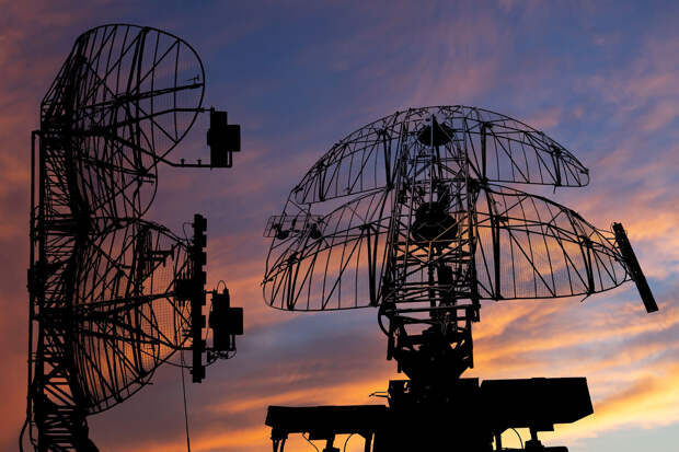 SHOT: над Сызранью силы ПВО уничтожают дроны, слышны взрывы