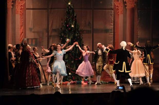 В Великом Новгороде гостями губернаторской ёлки стали дети из всех районов области