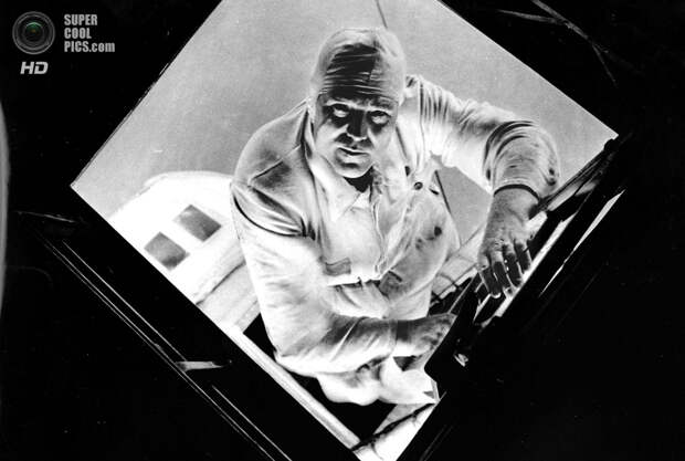 Август 1933 года. Механик дирижабля «Граф Цеппелин» в гондоле заднего двигателя. (AP Photo/Alfred Eisenstaedt)