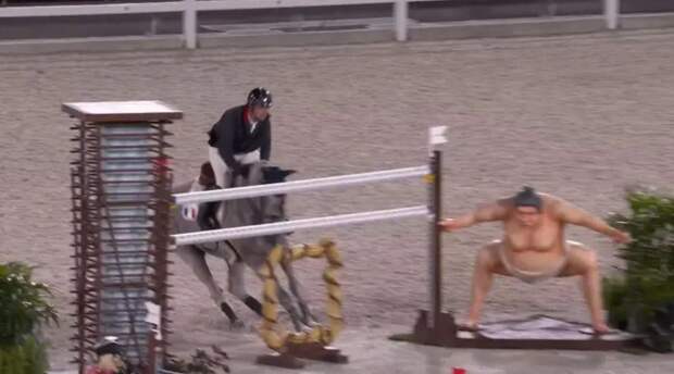 Лошади пугаются гигантской статуи сумо на Олимпийских играх