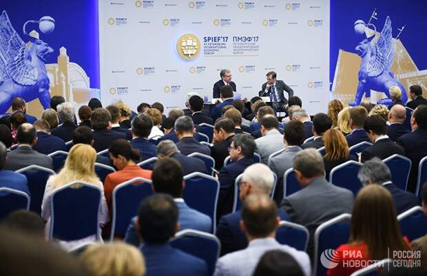 Председатель совета Фонда Центра стратегических разработок, заместитель председателя Экономического совета при президенте РФ Алексей Кудрин (на дальнем плане слева) во время беседы о будущем Россия 2035 в рамках Санкт-Петербургского международного экономического форума 2017 Председатель совета Фонда Центра стратегических разработок, заместитель председателя Экономического совета при президенте РФ Алексей Кудрин (на дальнем плане слева) во время беседы о будущем Россия 2035 в рамках Санкт-Петербургского международного экономического форума 2017