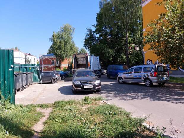 Долг платежом красен? Жители улицы Маяковского требуют ограничить подъезд автомобилей к их домам