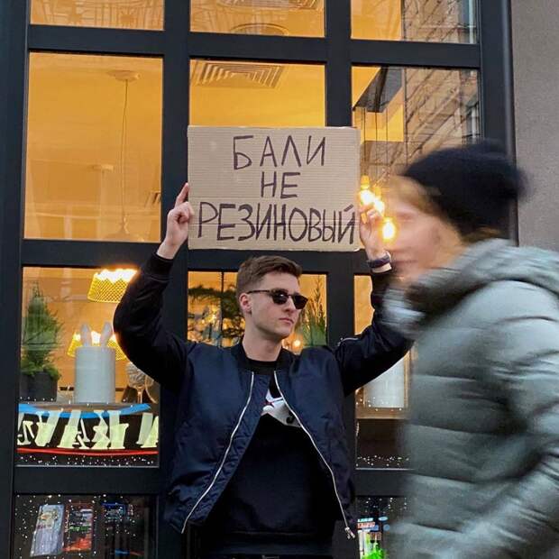 8 фото чувака, который протестует против реально важных вещей