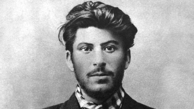 В 1901-1907 годах Сталин («Коба») оказывал неоценимую помощь Джону Рокфеллеру-старшему, владельцу компании «Стандард ойл» – организовывал одну за другой забастовки в Баку на предприятиях, принадлежавших Ротшильдам и другим нефтедобытчикам. (А. Островский)./Фото: img.gazeta.ru В 1901-1907 годах Сталин («Коба») оказывал неоценимую помощь Джону Рокфеллеру-старшему, владельцу компании «Стандард ойл» – организовывал одну за другой забастовки в Баку на предприятиях, принадлежавших Ротшильдам и другим нефтедобытчикам. (А. Островский)./Фото: img.gazeta.ru